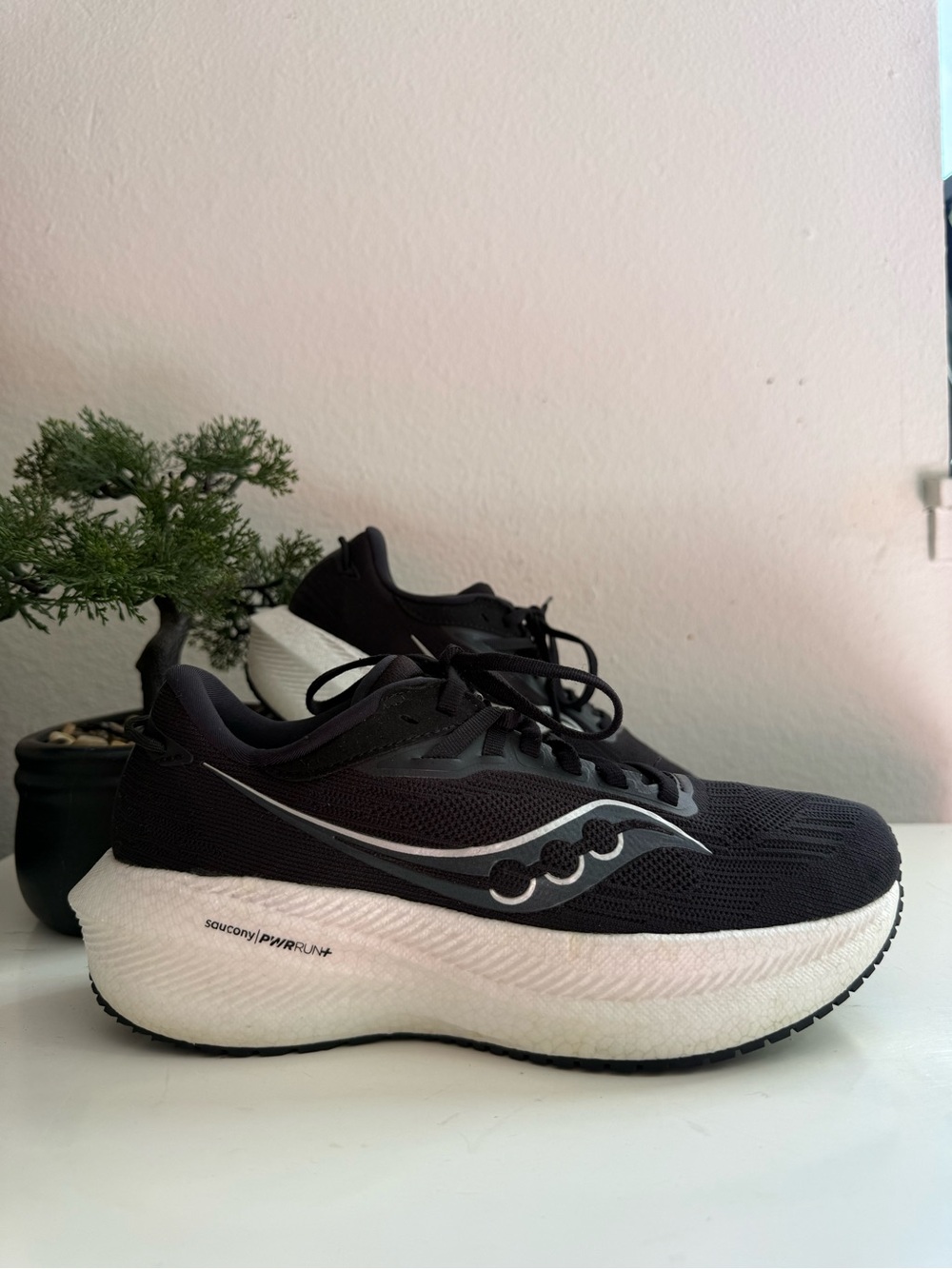 Saucony Triumph 21 Women size 8  Black and White Running Sneakers